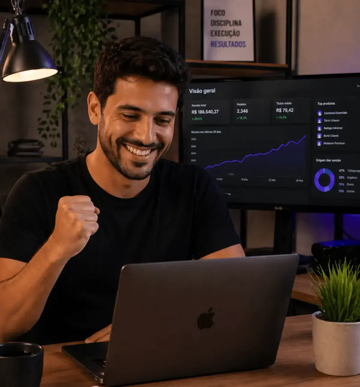 Dono de e-commerce gerenciando a loja online com a Spedy