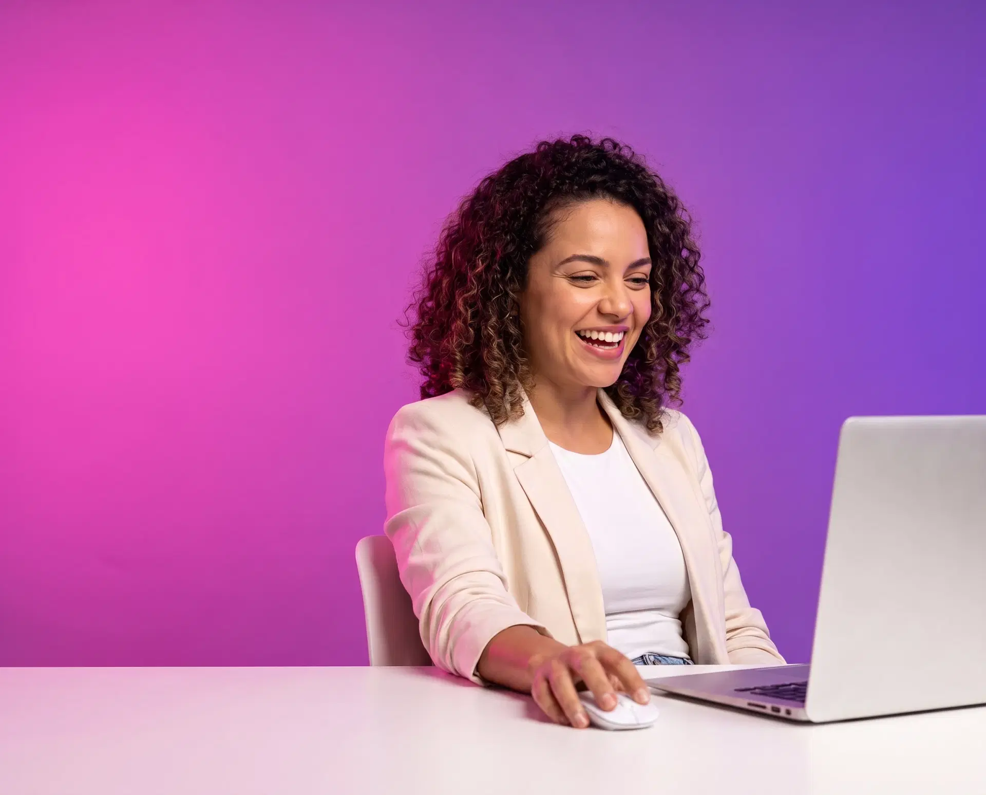 Empreendedora acompanhando as vendas no laptop enquanto a Spedy emite as notas
